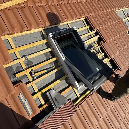Réalisation MTZ Couverture : installation d'un velux roanne